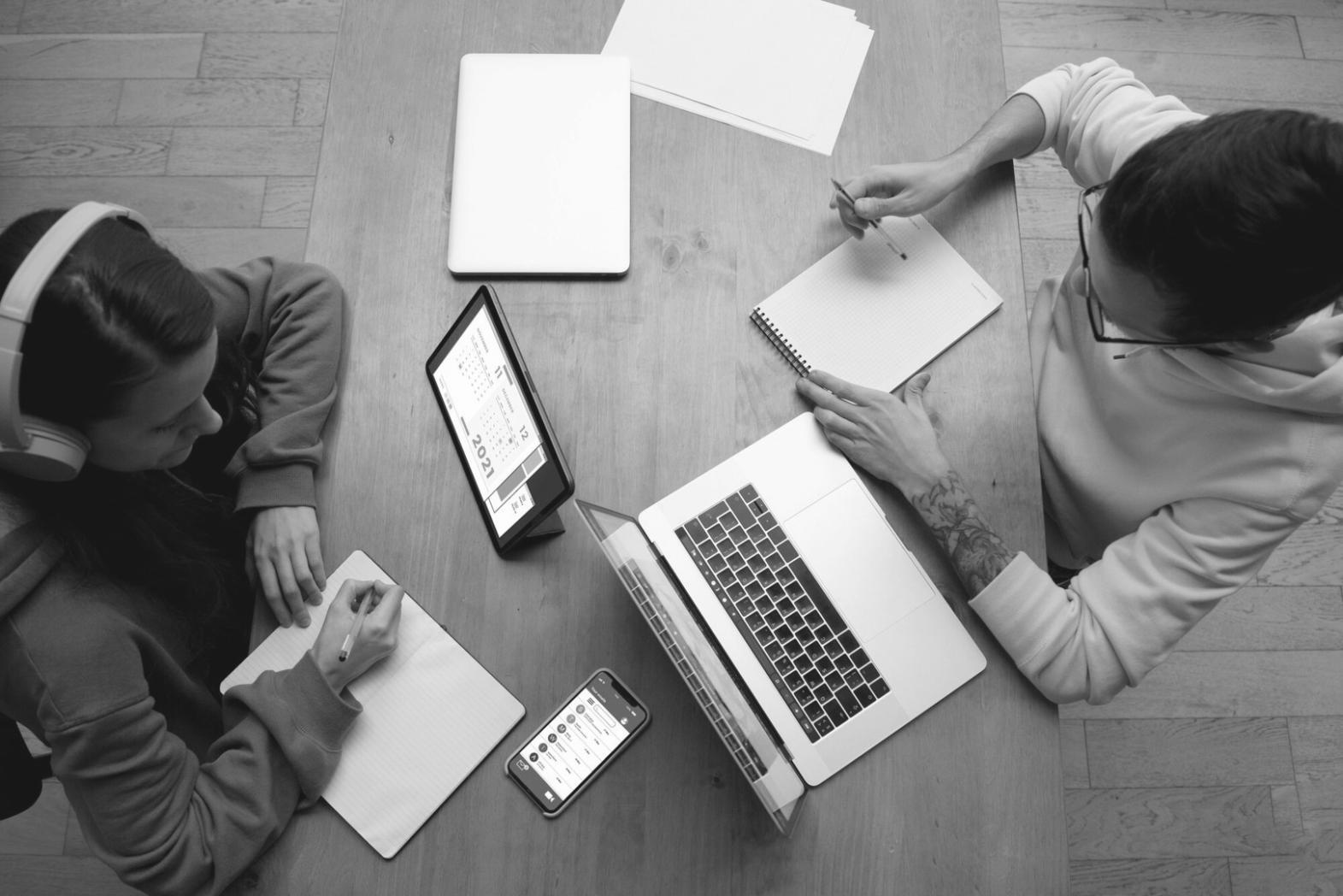 Gráficos y documentos financieros mostrando estrategias de optimización fiscal